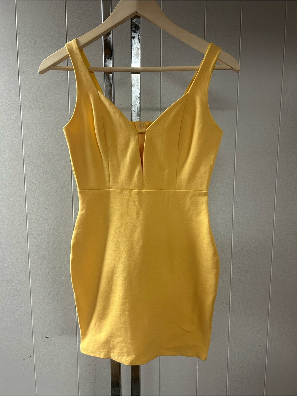 Fashion Nova Women's Yellow V-Neck Sleeveless Dress
